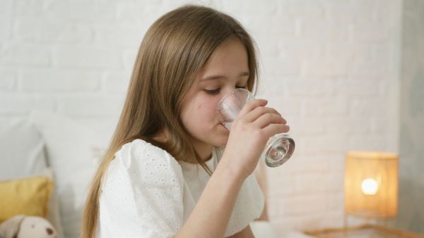 Éduquer les Futures Générations : L'Importance Cruciale de l'Eau Potable slugslug