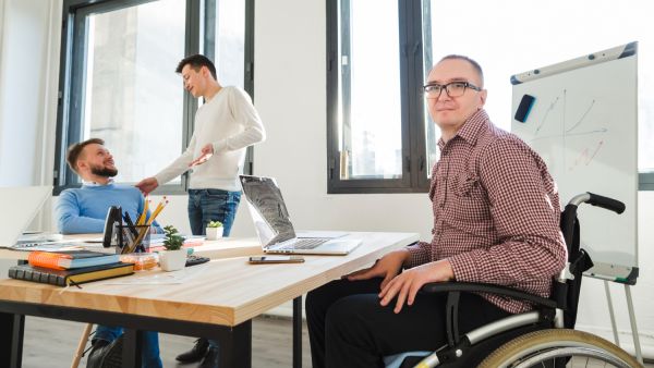 Retraite des personnes handicapées : guide des âges et droits essentiels