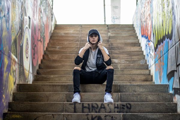 Voyage au Cœur du Streetwear : Une Exploration Évolutionnaire à Travers les Époques