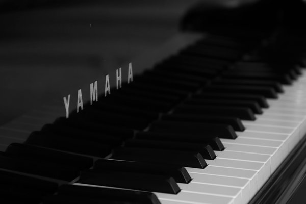 Yamaha gb1k : le piano à queue idéal pour petits espaces
